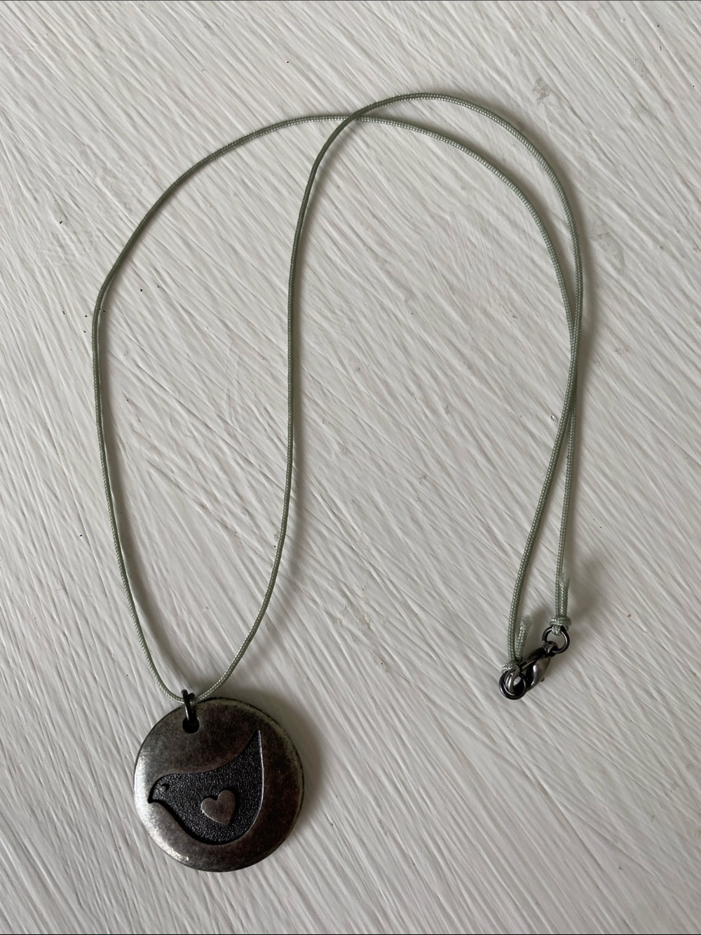Vintage Hallmark HMK Pewter Style Bird & Heart Disc Pendant Necklace - Picture 12 of 16